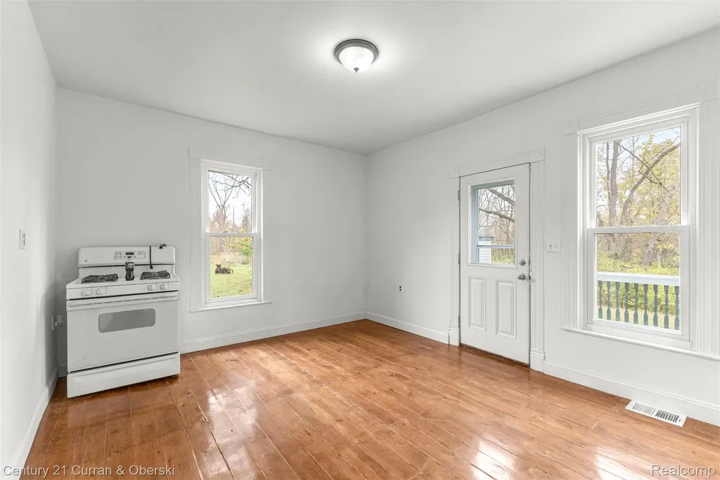 8004 N Farmington Road Westland City MI 48185