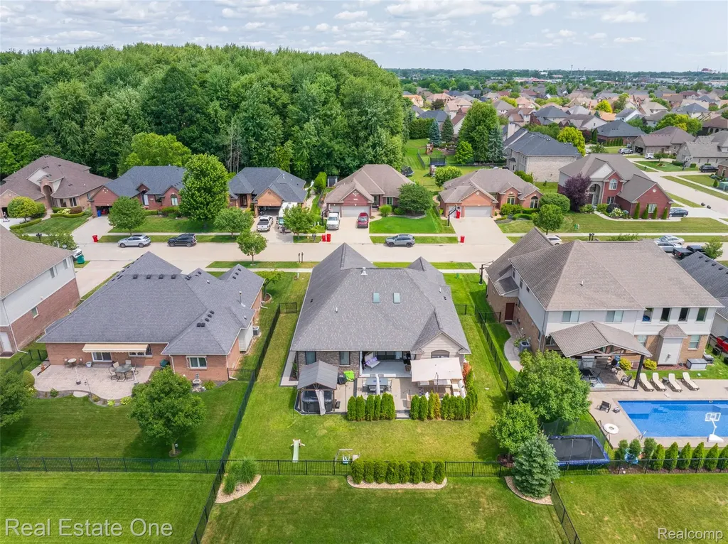 45627 Pentwater Drive Macomb Township MI 48044