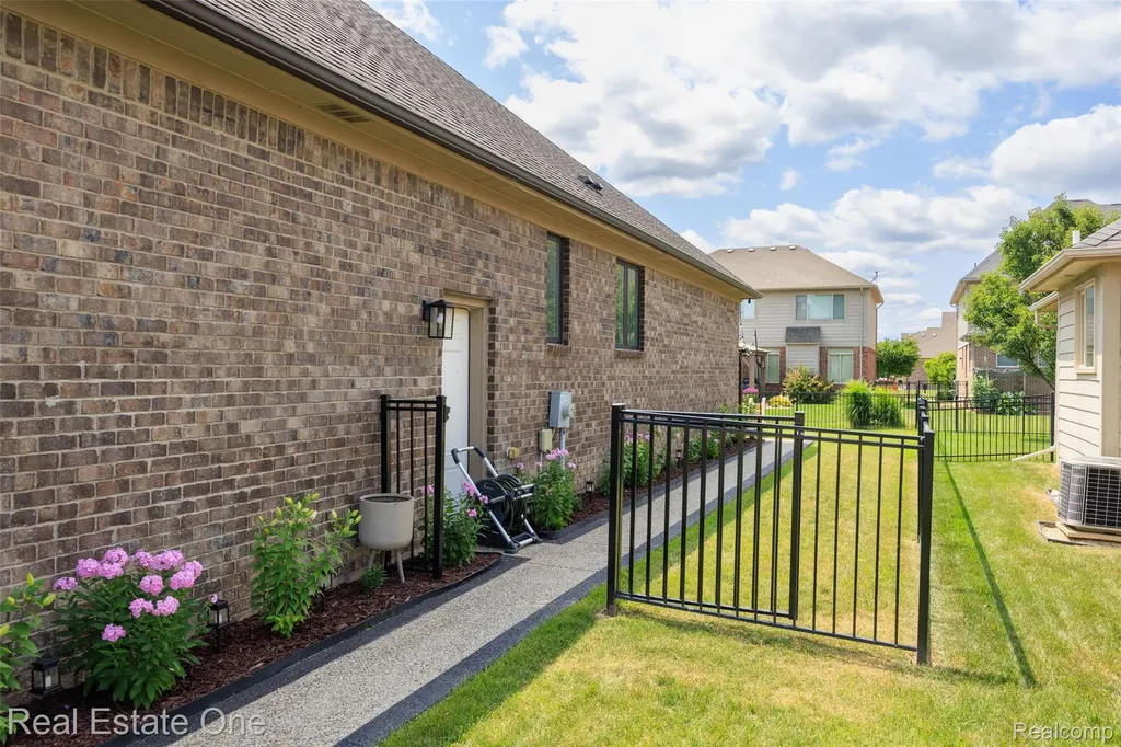 45627 Pentwater Drive Macomb Township MI 48044