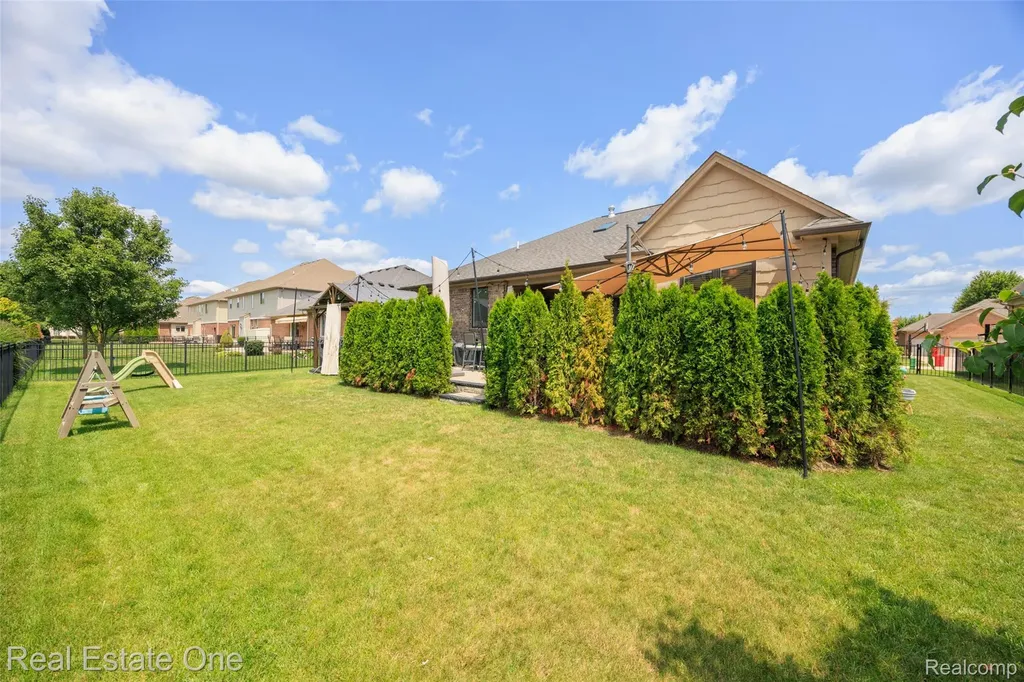 45627 Pentwater Drive Macomb Township MI 48044