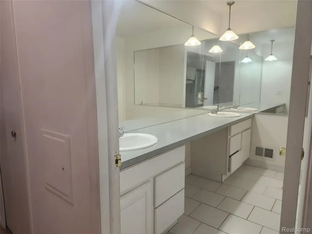 37729 Douglas Court Sterling Heights City MI 48310