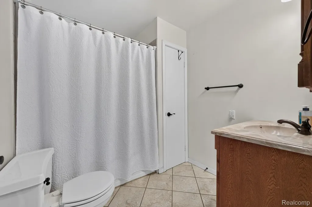 4184 W Lake Road Vienna Charter Township MI 48420