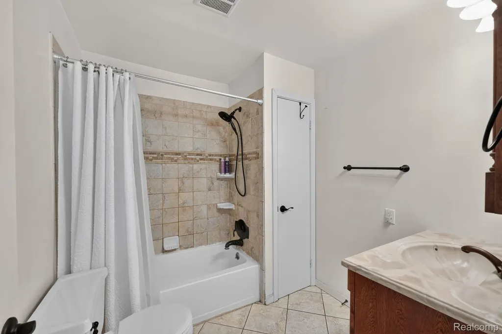 4184 W Lake Road Vienna Charter Township MI 48420