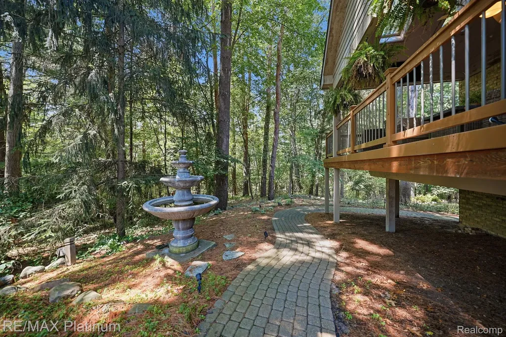 5458 Lake Ridge Drive Genoa Township MI 48116