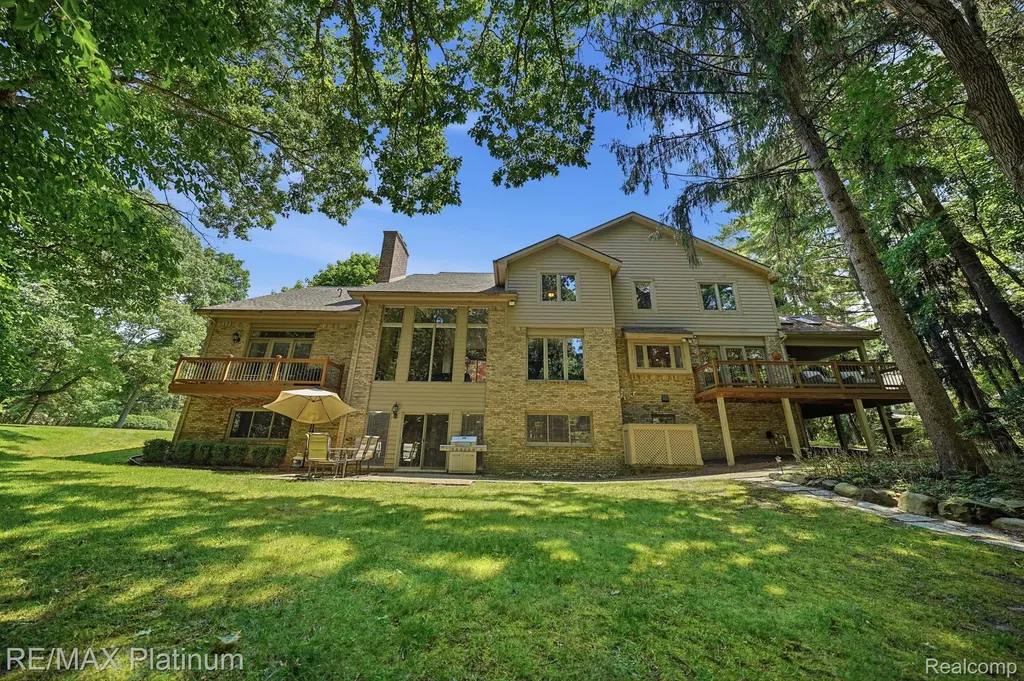 5458 Lake Ridge Drive Genoa Township MI 48116