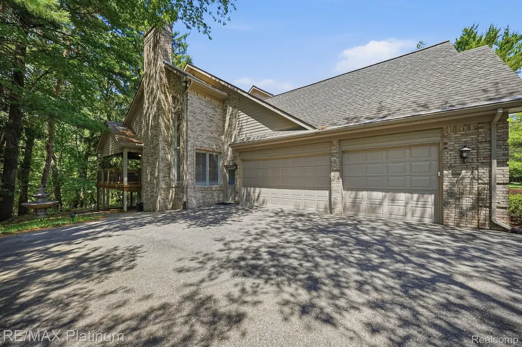 5458 Lake Ridge Drive Genoa Township MI 48116