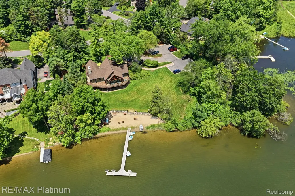 5458 Lake Ridge Drive Genoa Township MI 48116