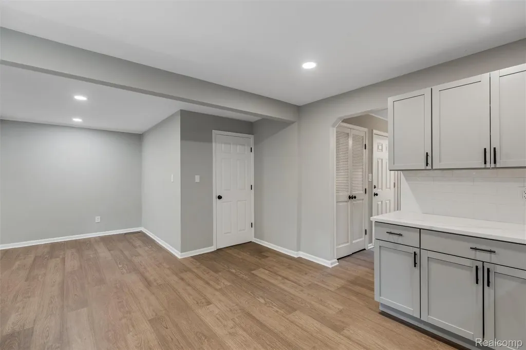 26261 La Muera Street Farmington Hills City MI 48334