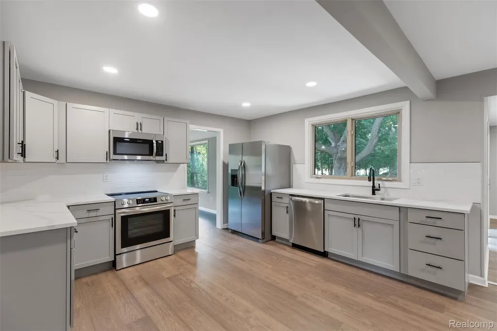 26261 La Muera Street Farmington Hills City MI 48334