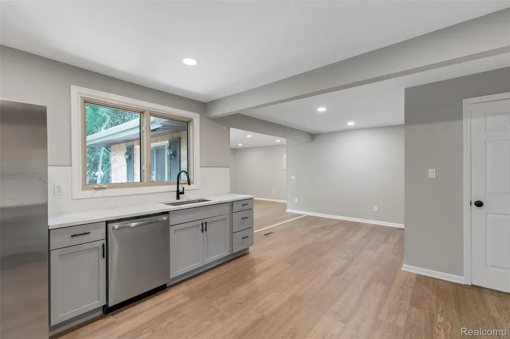 26261 La Muera Street Farmington Hills City MI 48334