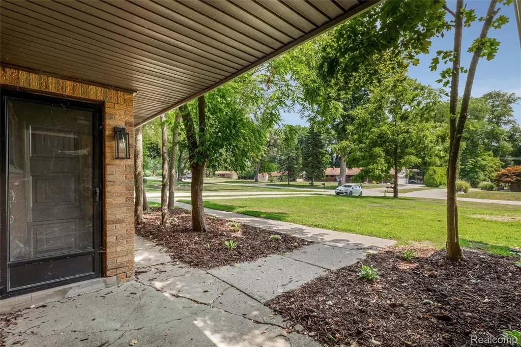 26261 La Muera Street Farmington Hills City MI 48334