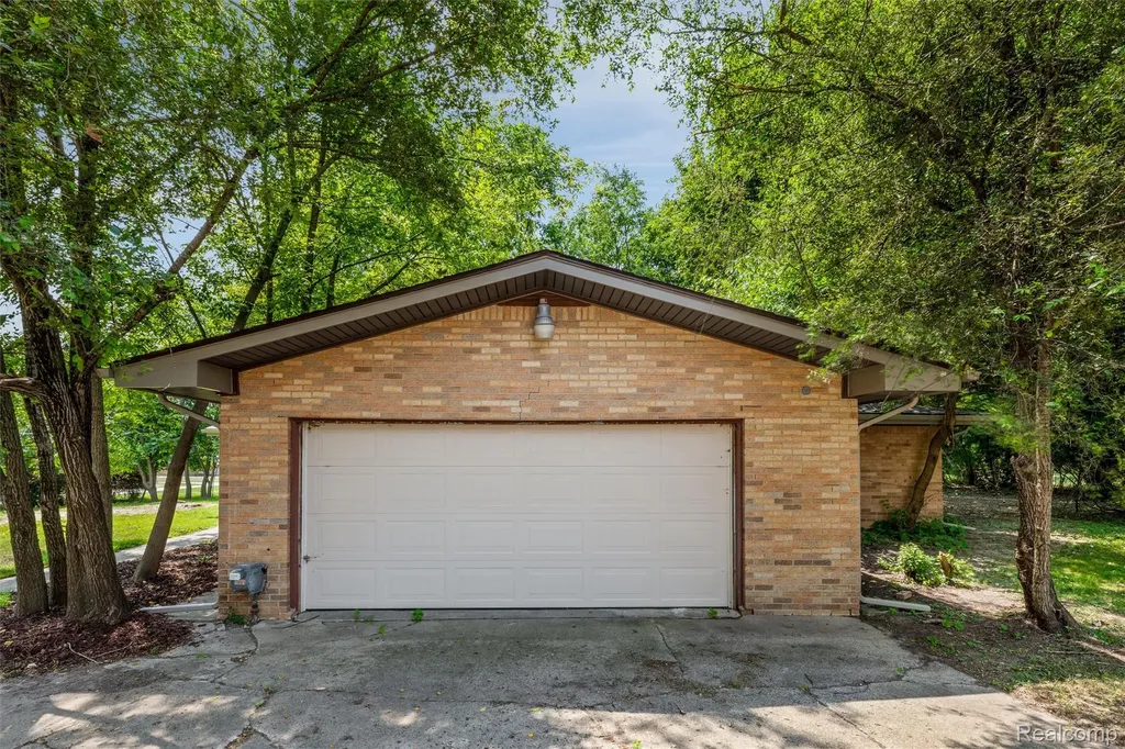 26261 La Muera Street Farmington Hills City MI 48334