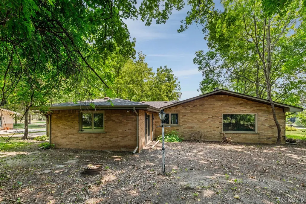 26261 La Muera Street Farmington Hills City MI 48334