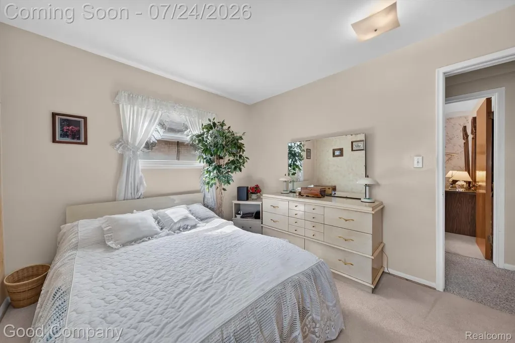 8308 Darlene Street Warren City MI 48093