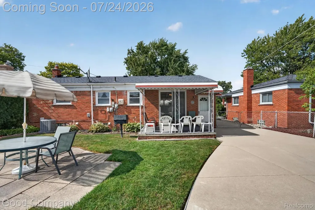 8308 Darlene Street Warren City MI 48093