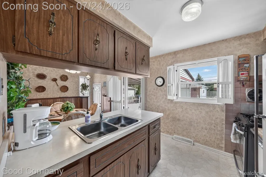 8308 Darlene Street Warren City MI 48093
