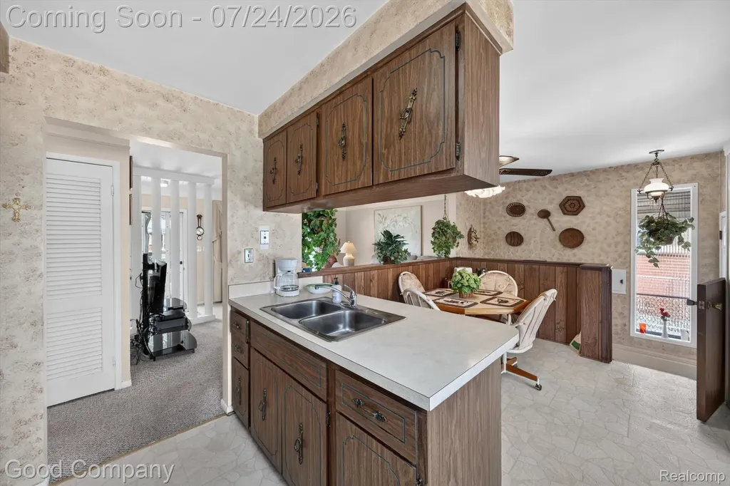 8308 Darlene Street Warren City MI 48093