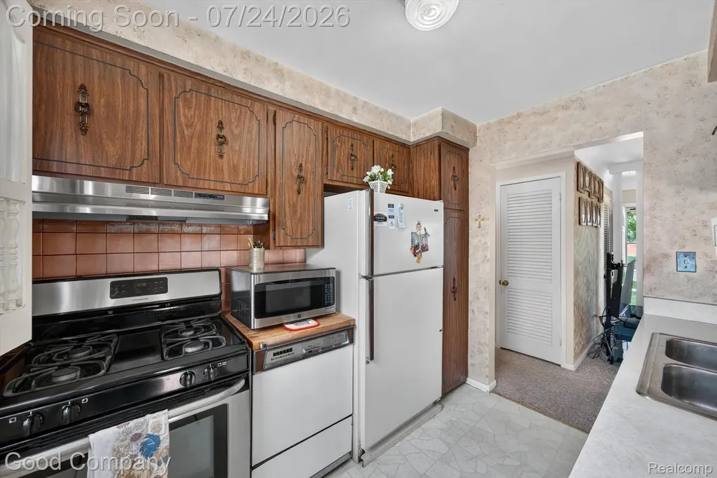 8308 Darlene Street Warren City MI 48093