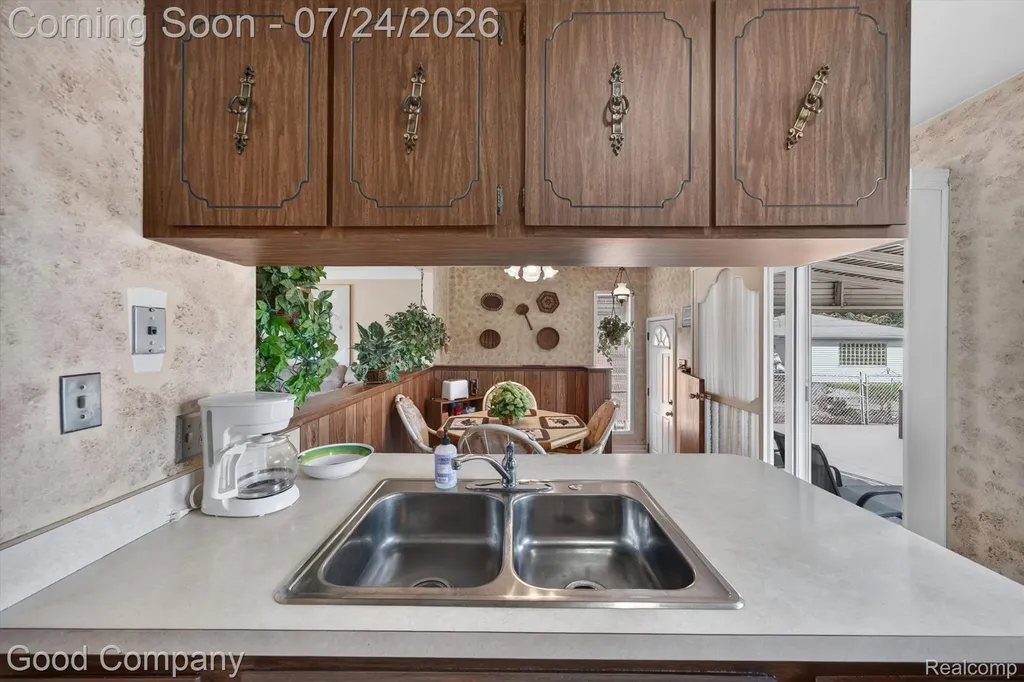 8308 Darlene Street Warren City MI 48093