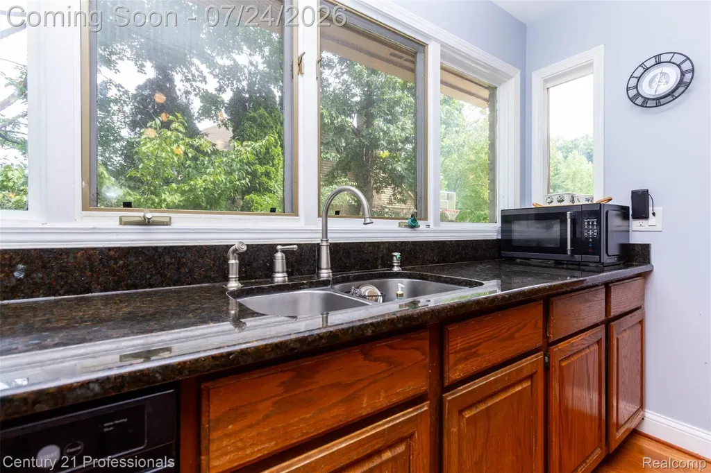 6481 Basswood Drive Troy City MI 48098