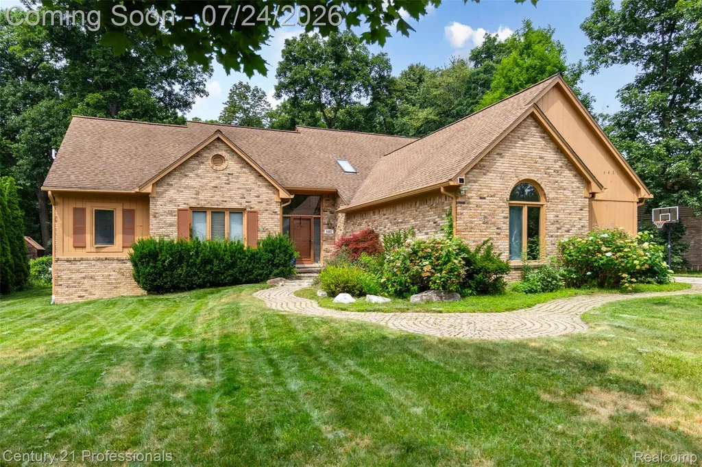 6481 Basswood Drive Troy City MI 48098