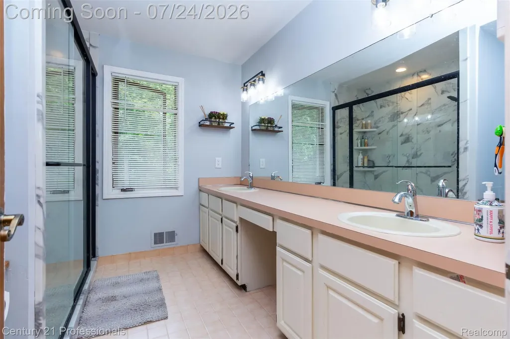 6481 Basswood Drive Troy City MI 48098