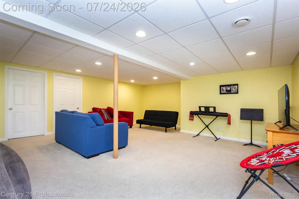 6481 Basswood Drive Troy City MI 48098