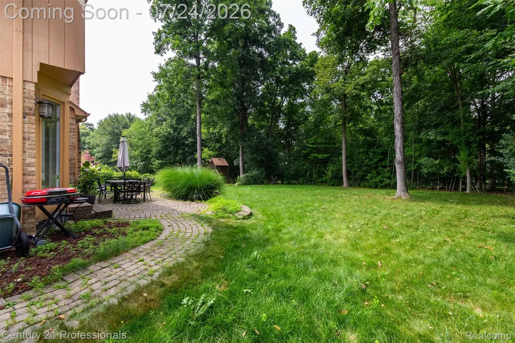 6481 Basswood Drive Troy City MI 48098