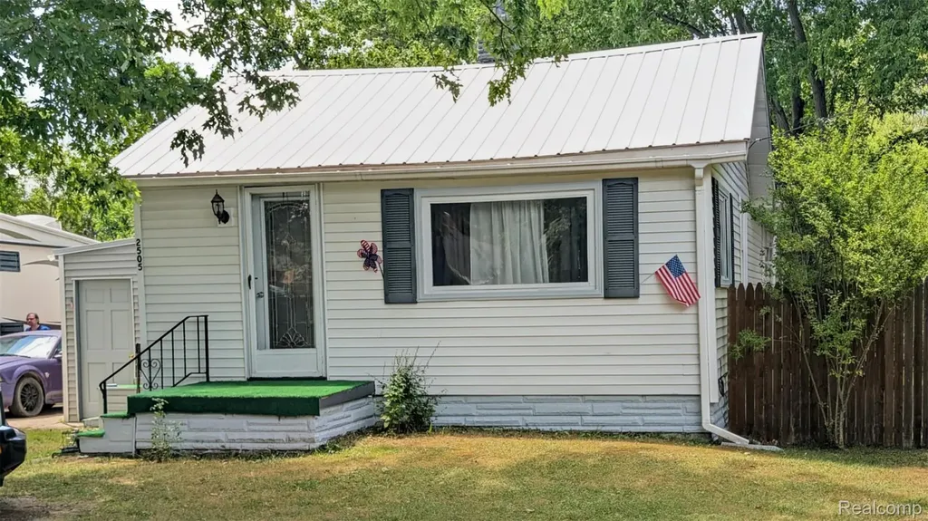 2505 Egleston Avenue Burton City MI 48509