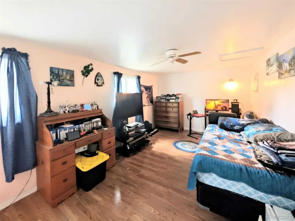 2505 Egleston Avenue Burton City MI 48509
