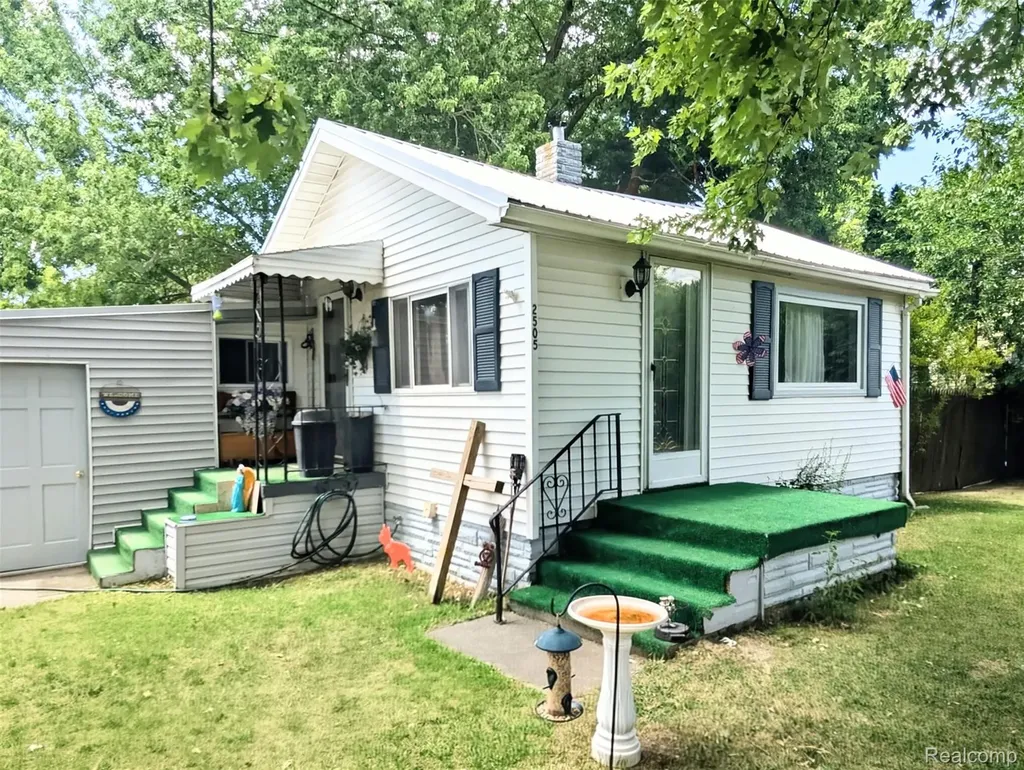 2505 Egleston Avenue Burton City MI 48509