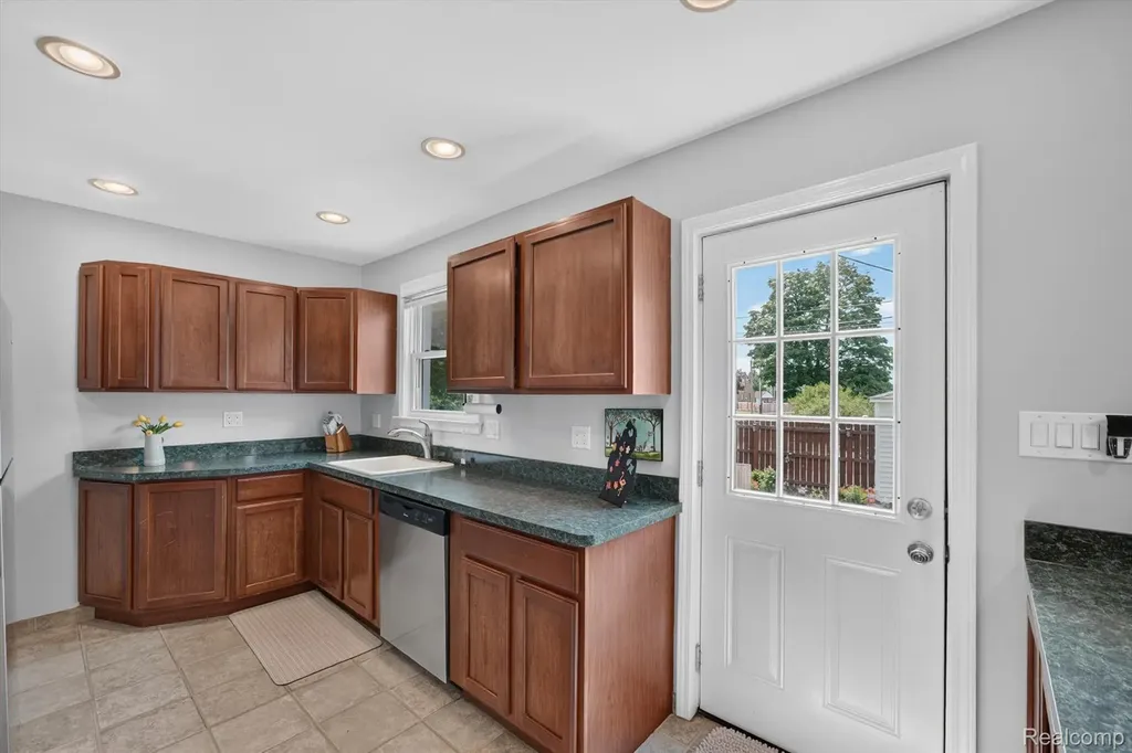 15807 Meyer Avenue Allen Park City MI 48101