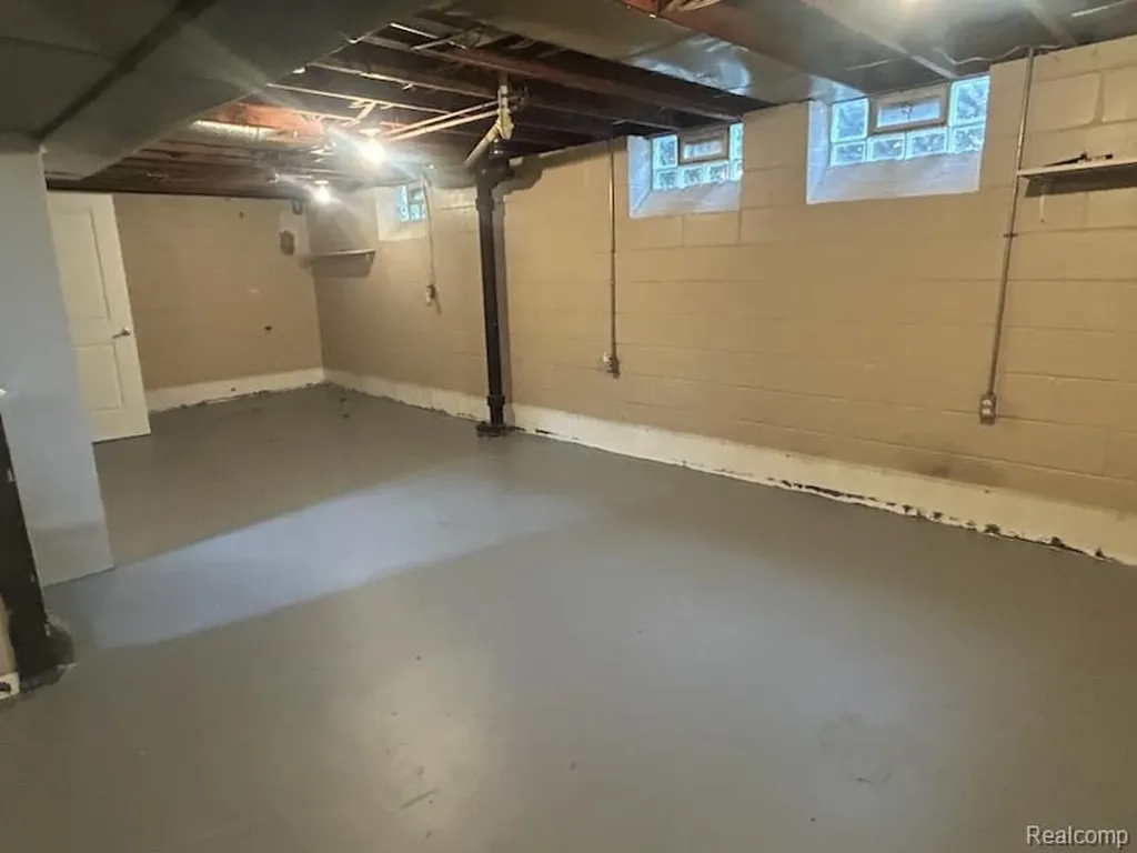 18500 Garfield Redford Charter Township MI 48240