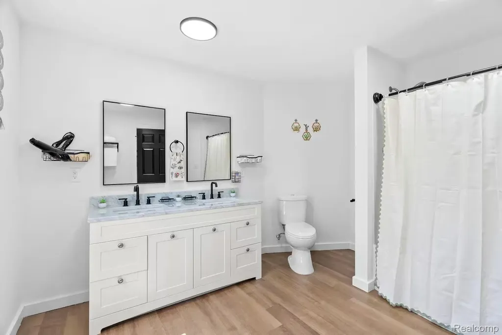 615 W Hodge Avenue Lansing City MI 48910