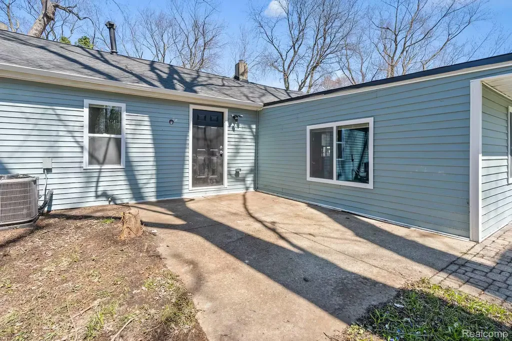 615 W Hodge Avenue Lansing City MI 48910