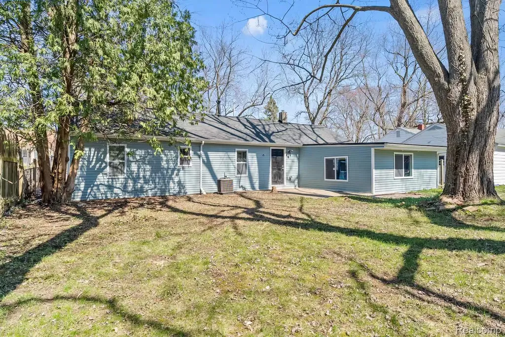615 W Hodge Avenue Lansing City MI 48910