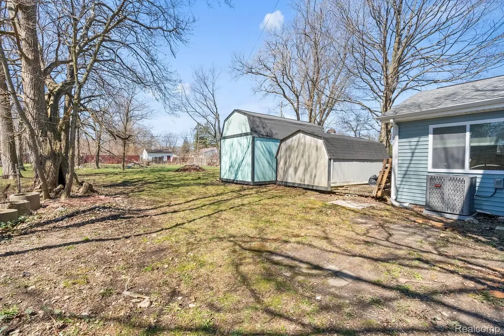 615 W Hodge Avenue Lansing City MI 48910