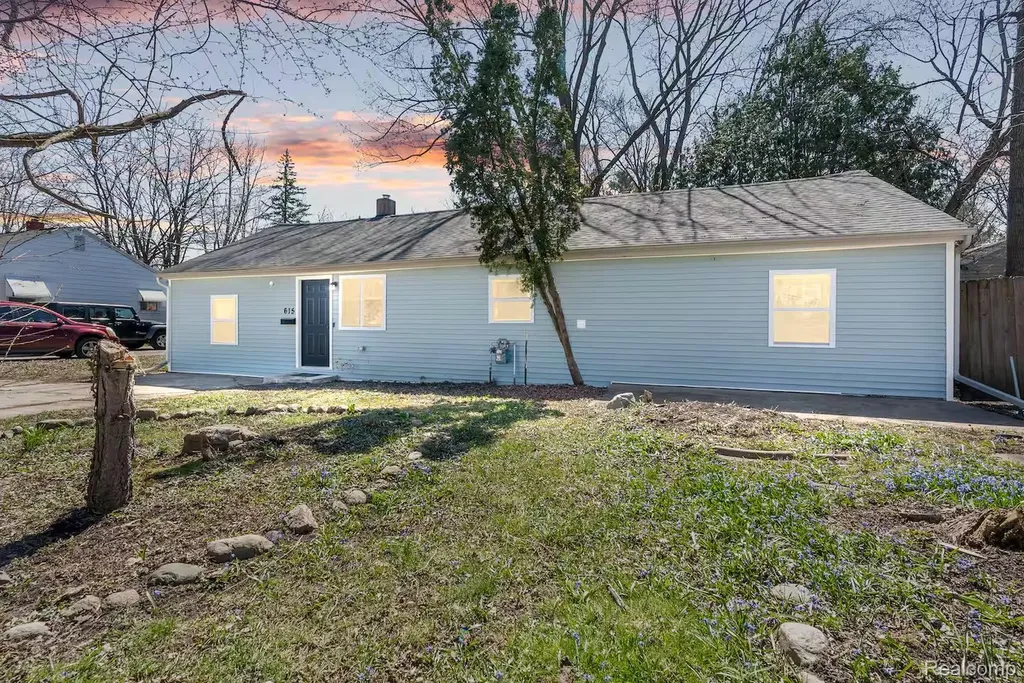 615 W Hodge Avenue Lansing City MI 48910