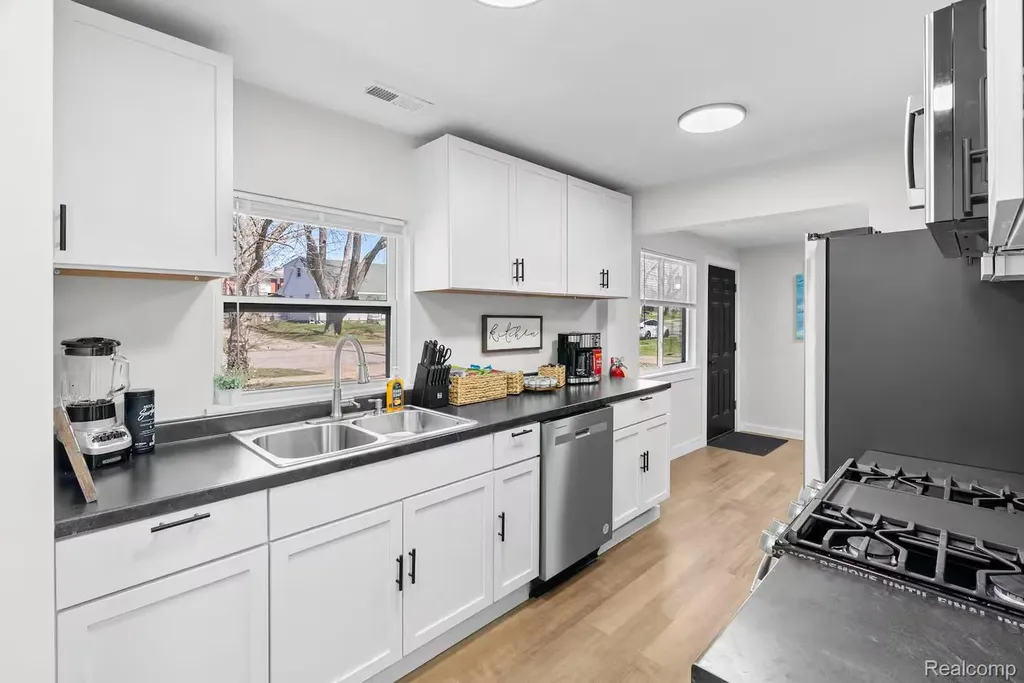 615 W Hodge Avenue Lansing City MI 48910