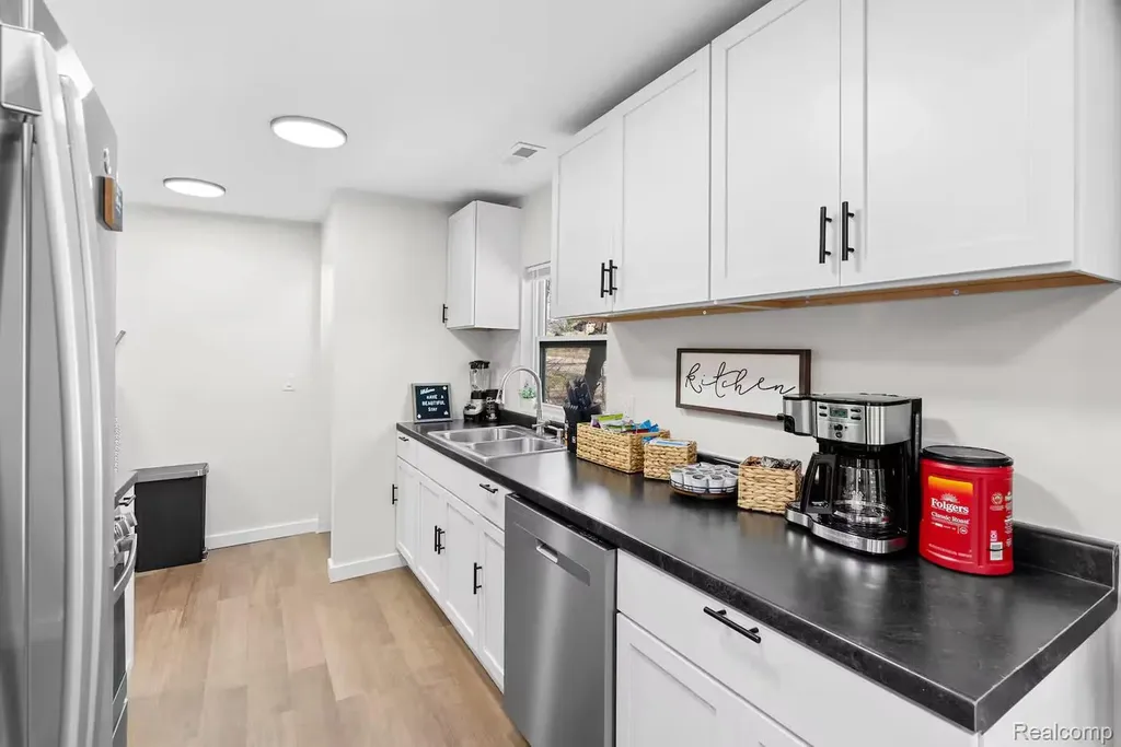 615 W Hodge Avenue Lansing City MI 48910