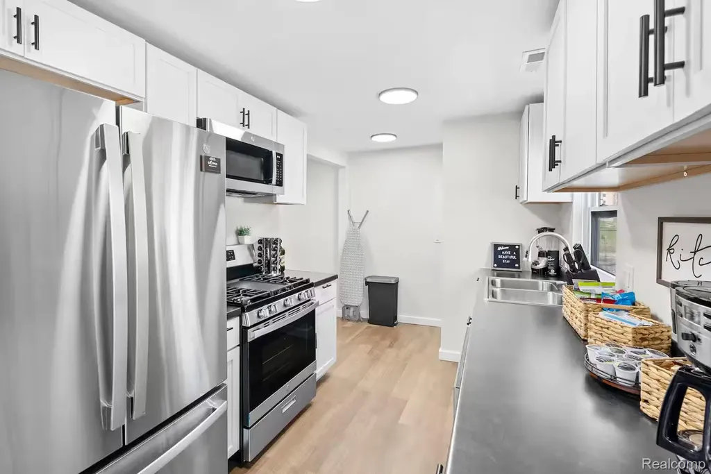 615 W Hodge Avenue Lansing City MI 48910