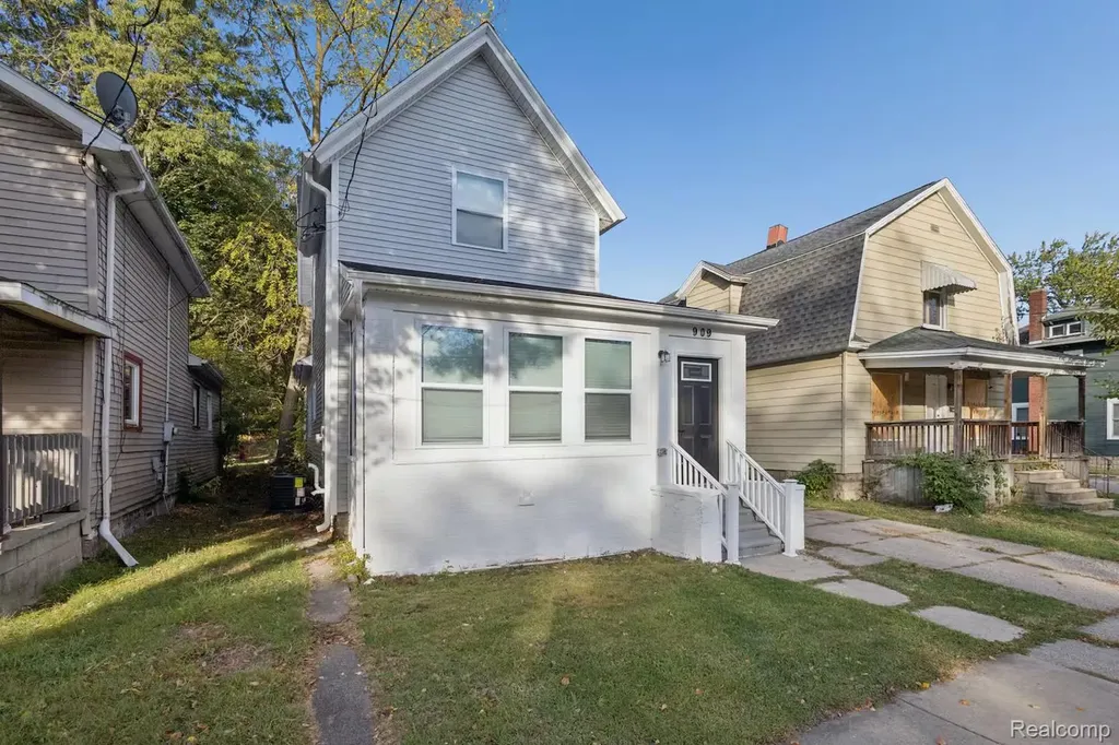 909 N Pine Street Lansing City MI 48906