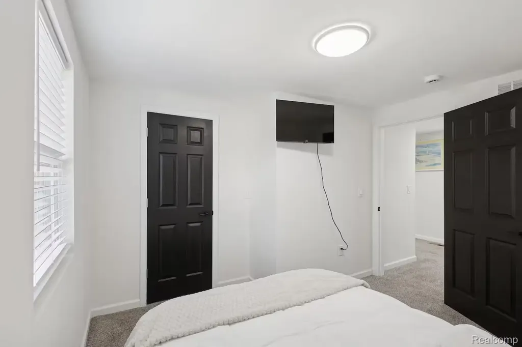 909 N Pine Street Lansing City MI 48906