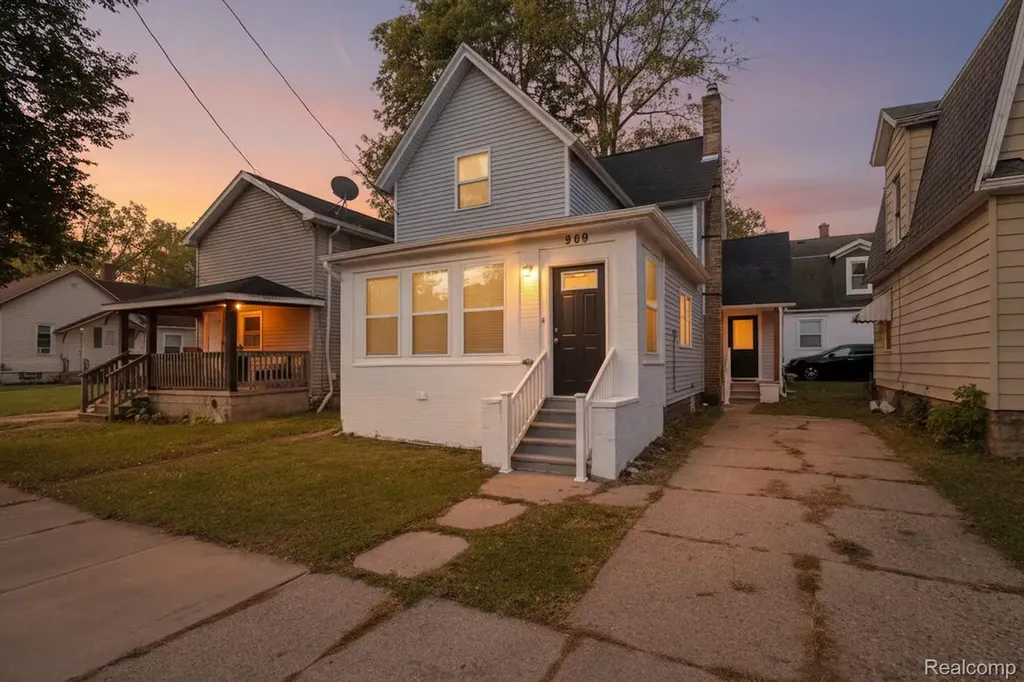 909 N Pine Street Lansing City MI 48906