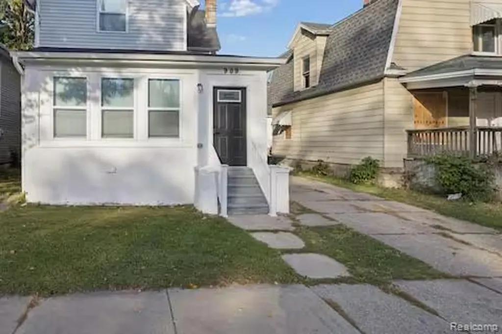 909 N Pine Street Lansing City MI 48906