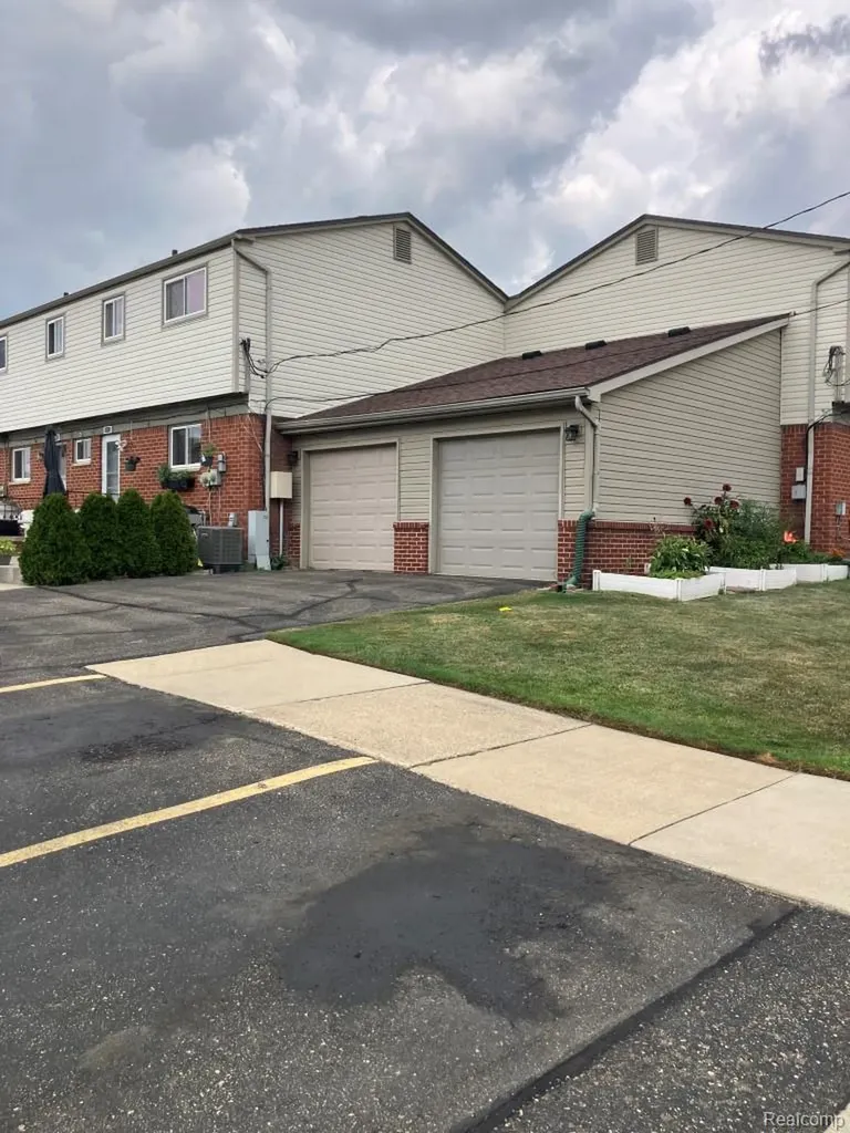 20817 Washington Roseville City MI 48066