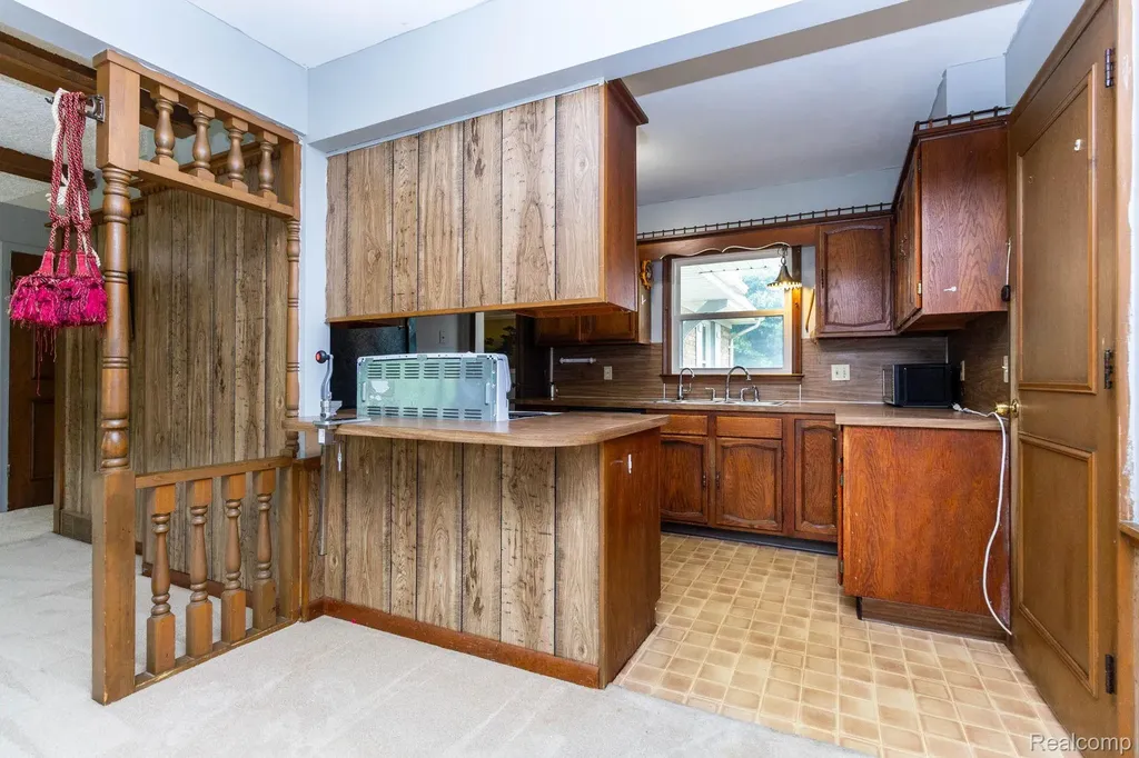 1047 Coolidge Road Lansing City MI 48912
