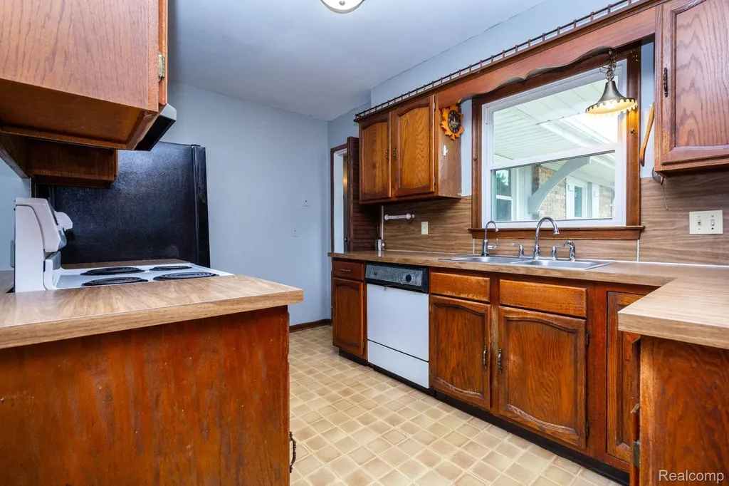 1047 Coolidge Road Lansing City MI 48912