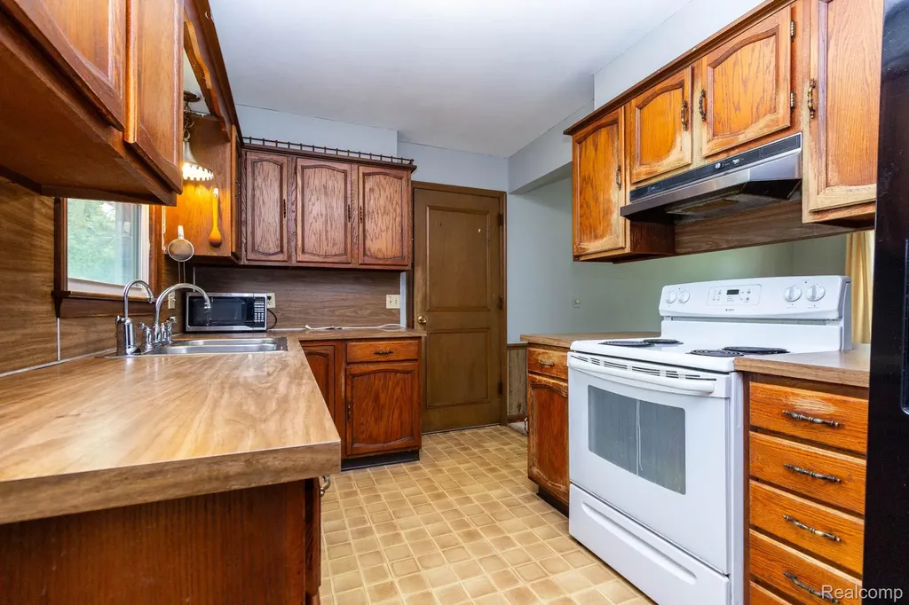 1047 Coolidge Road Lansing City MI 48912