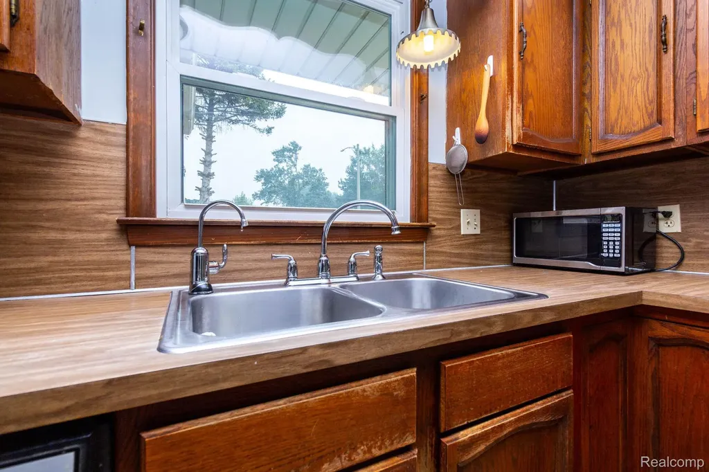 1047 Coolidge Road Lansing City MI 48912